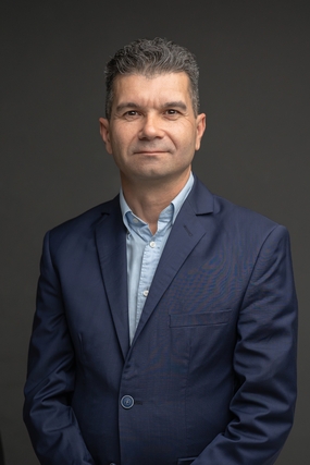 欧美中年商务男士形象照摄影图片